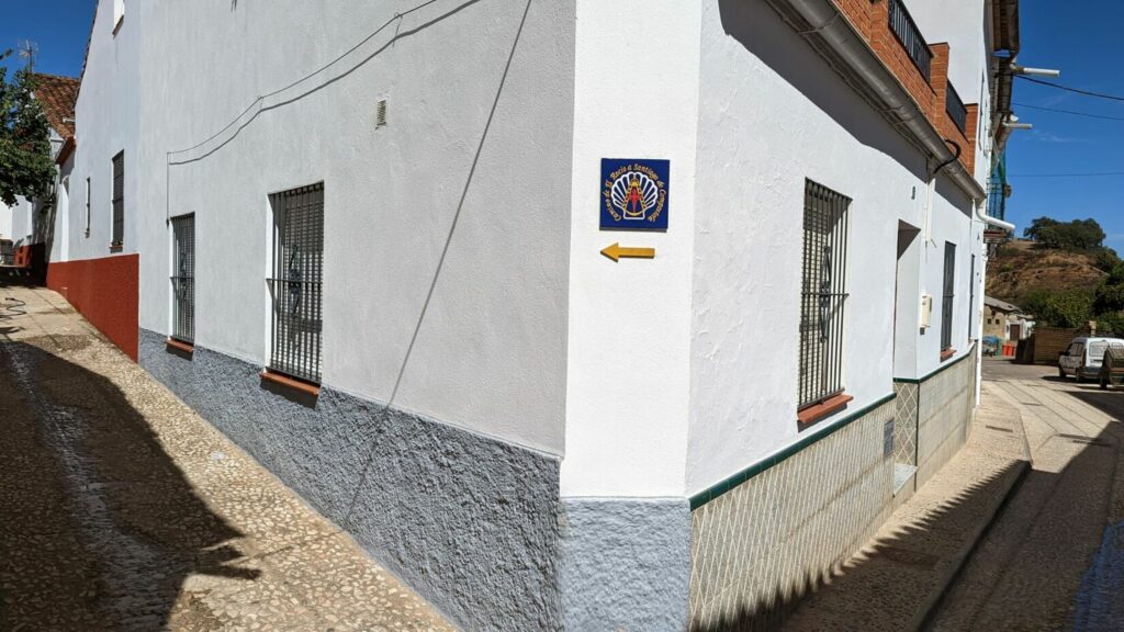 COLOCADAS LAS CERÁMICAS DEL "CAMINO DE EL ROCÍO A SANTIAGO DE COMPOSTELA"  SENDEROS.