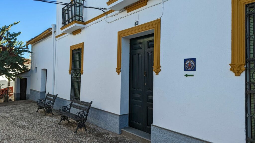 COLOCADAS LAS CERÁMICAS DEL "CAMINO DE EL ROCÍO A SANTIAGO DE COMPOSTELA"  SENDEROS.